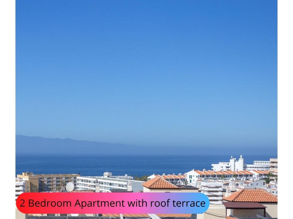 una vista de una ciudad con el océano en el fondo en Desirable Rooftop Terrace , 2 Bedroom apartment with WiFi by Aqua Vista Tenerife en Callao Salvaje