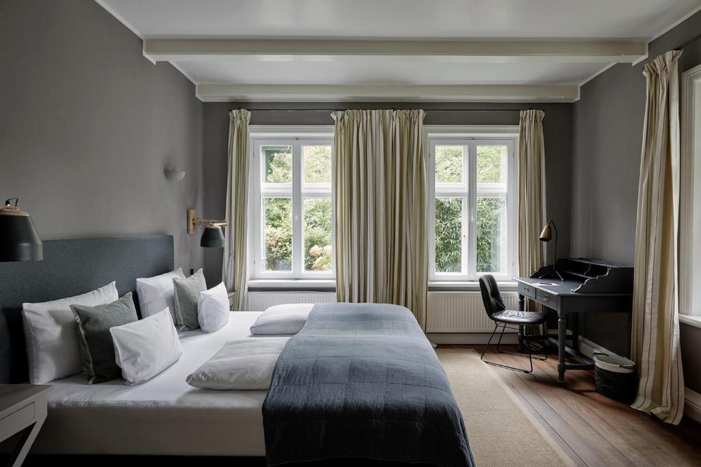 Postel nebo postele na pokoji v ubytování Landhaus Flottbek Boutique Hotel