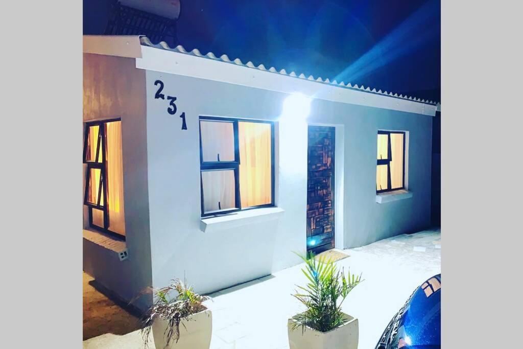 KASI COTTAGE: MODERN, LUXURY TOWNSHIP ACCOMMODATION!