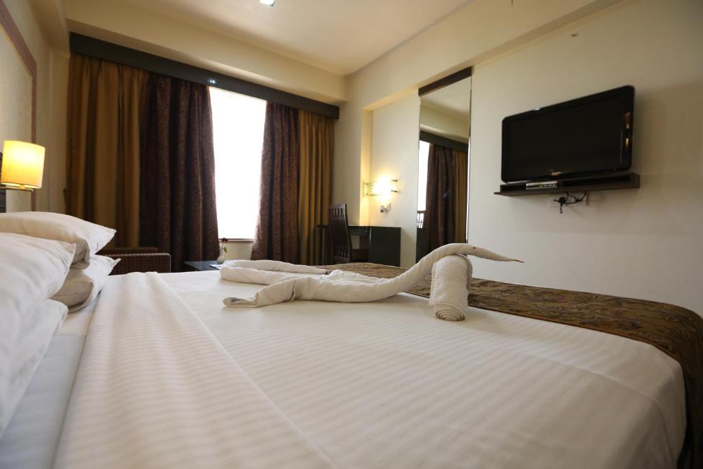 Postel nebo postele na pokoji v ubytování SilverCloud Hotel and Banquets