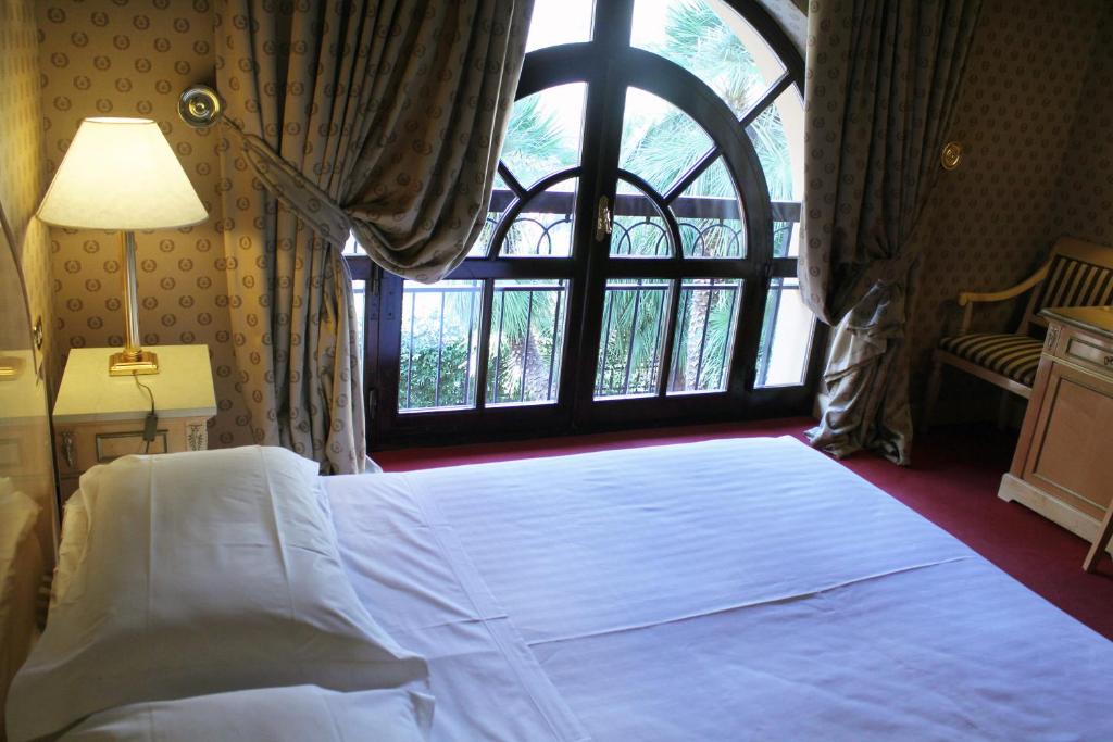 Postel nebo postele na pokoji v ubytování Hotel Albani Firenze