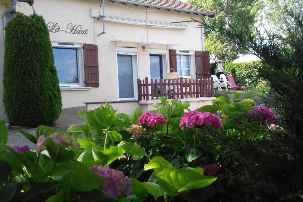 un giardino davanti a una casa con fiori di La-Haut, gite-maison de vacances a Poinson-lès-Fays