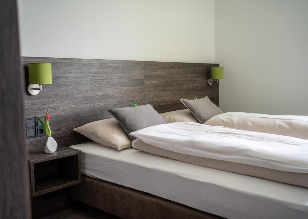 Postel nebo postele na pokoji v ubytování eee Hotel Graz