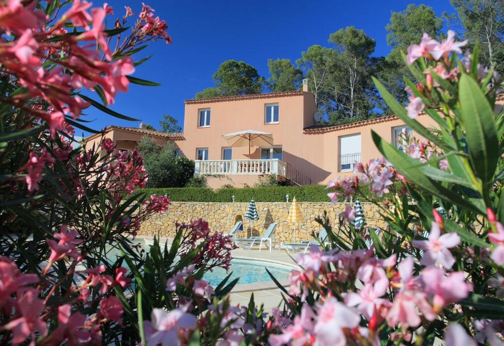 a villa with a swimming pool and a house at Villa Nassalia in Lorgues