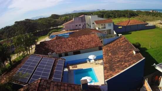  Casa com piscina a 100 metros da praia