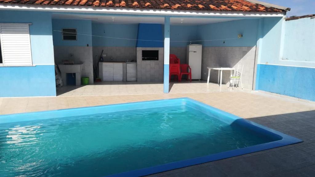  Casa com piscina a 100 metros da praia