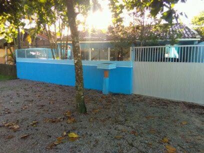  Casa com piscina a 100 metros da praia