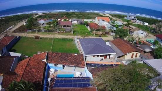  Casa com piscina a 100 metros da praia