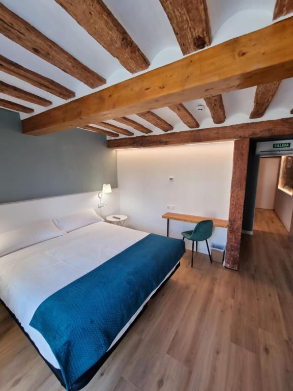 Postel nebo postele na pokoji v ubytování Hostal La Rúa