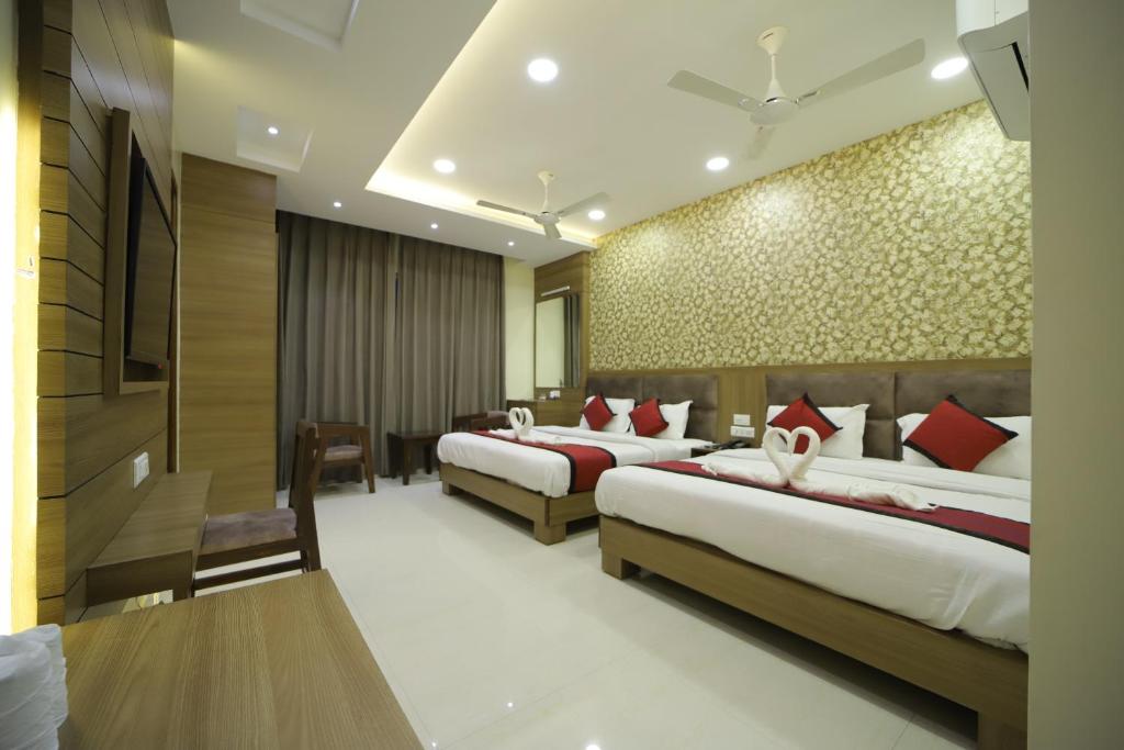 una habitación de hotel con 2 camas en una habitación en hotel s.s royal, en Amritsar