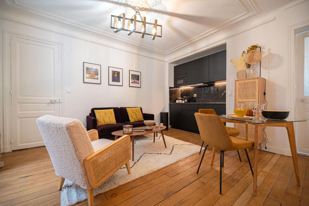 sala de estar con mesa y sillas y cocina en Luxury flat Victor Hugo, en París