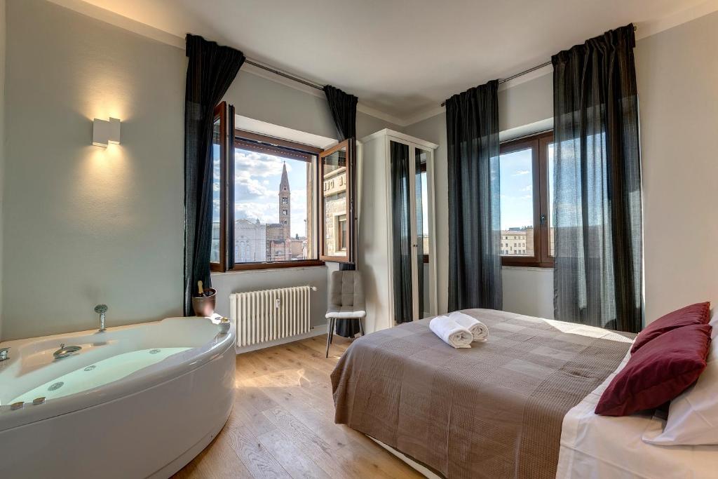 Habitación con baño con cama y bañera. en Sleep Tight Florence Suite, en Florencia