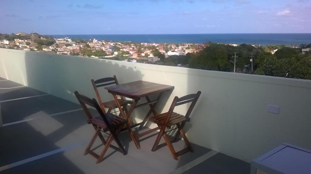 einen Tisch und zwei Stühle auf einem Balkon mit Aussicht in der Unterkunft Kitnet 1,Vista fantastica in Cabo de Santo Agostinho