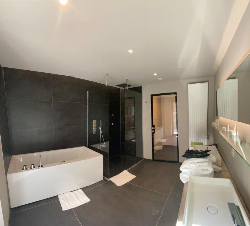 Koupelna v ubytování Hôtel WELLNESS EAU DE ROCHE Durbuy