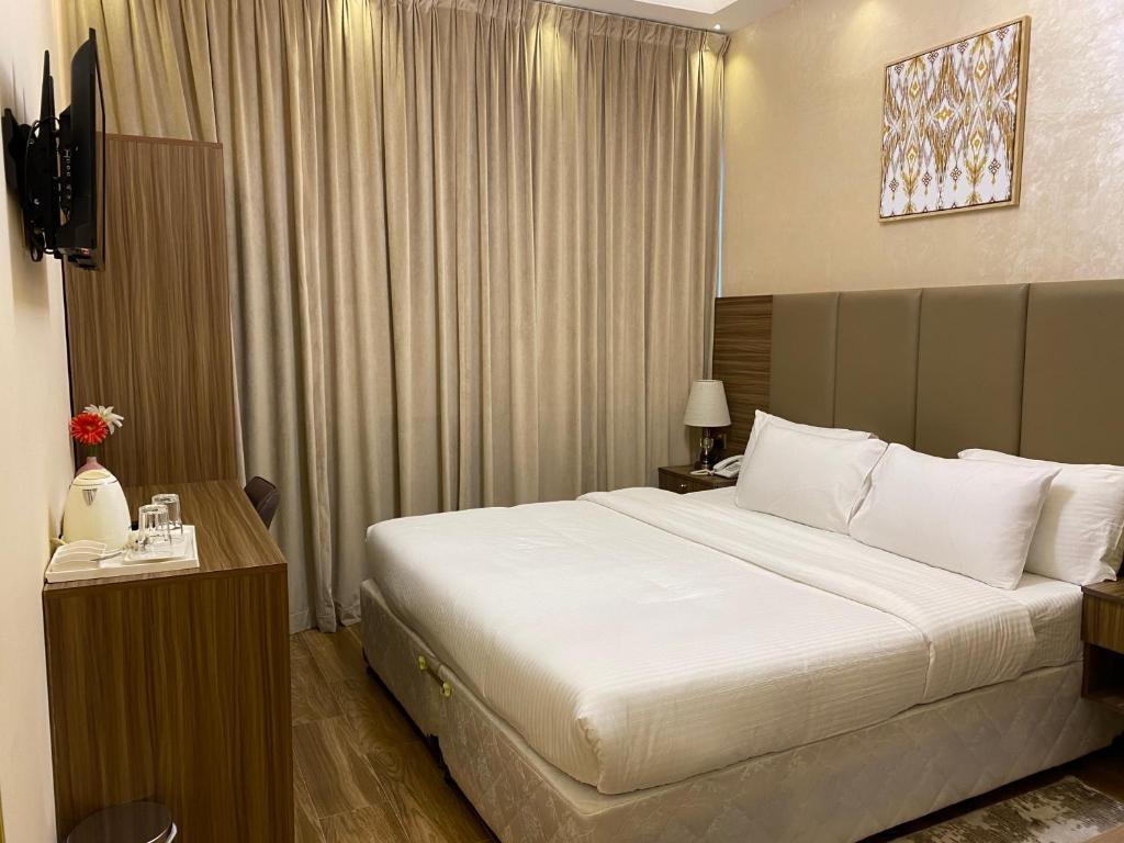Postel nebo postele na pokoji v ubytování Panorama Hotel Deira