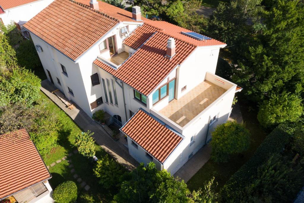 an overhead view of a white house with an orange roof at Apartmani Ravan in Cernik