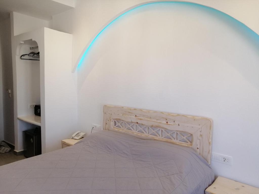 Łóżko lub łóżka w pokoju w obiekcie Cyclades Hotel