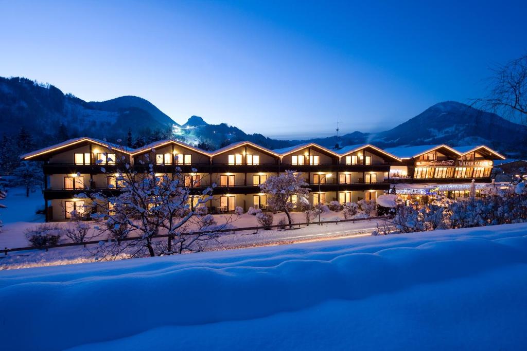 Cảnh núi rừng hoặc tầm nhìn ra núi từ khách sạn