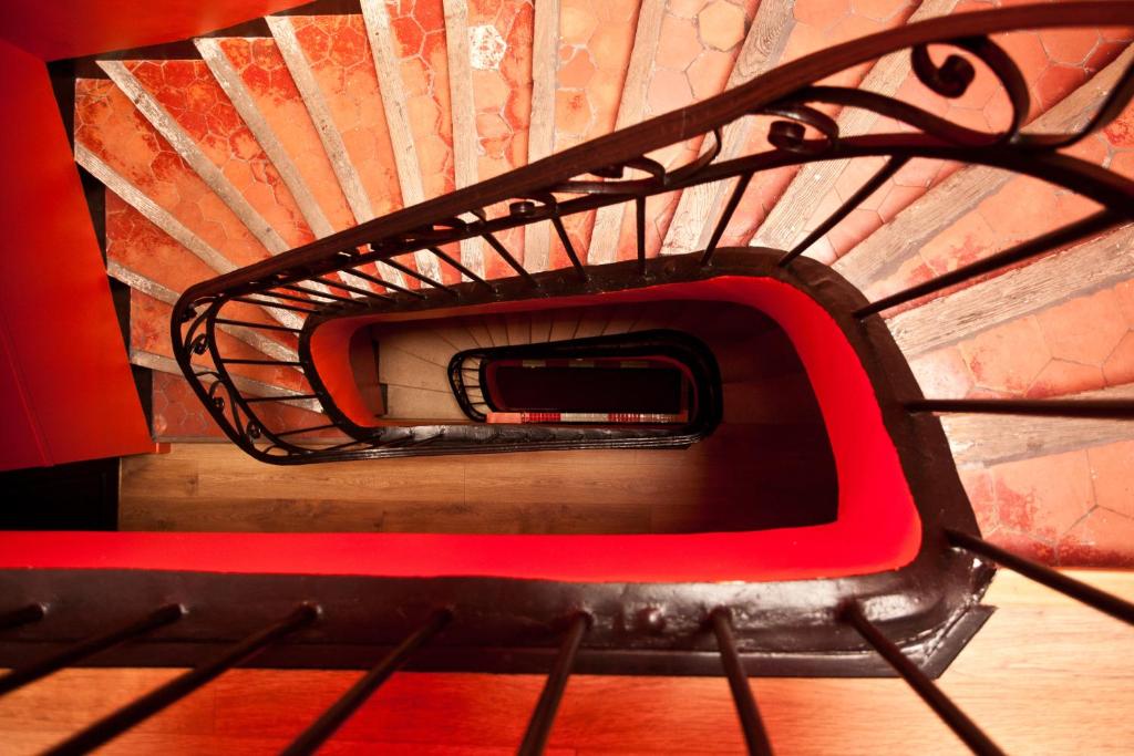 a black and red metal bed with a red object at B&B Casa Ortega in Marseille
