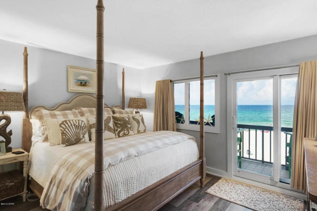 Voodi või voodid majutusasutuse Pinnacle Port #115A by Book That Condo toas