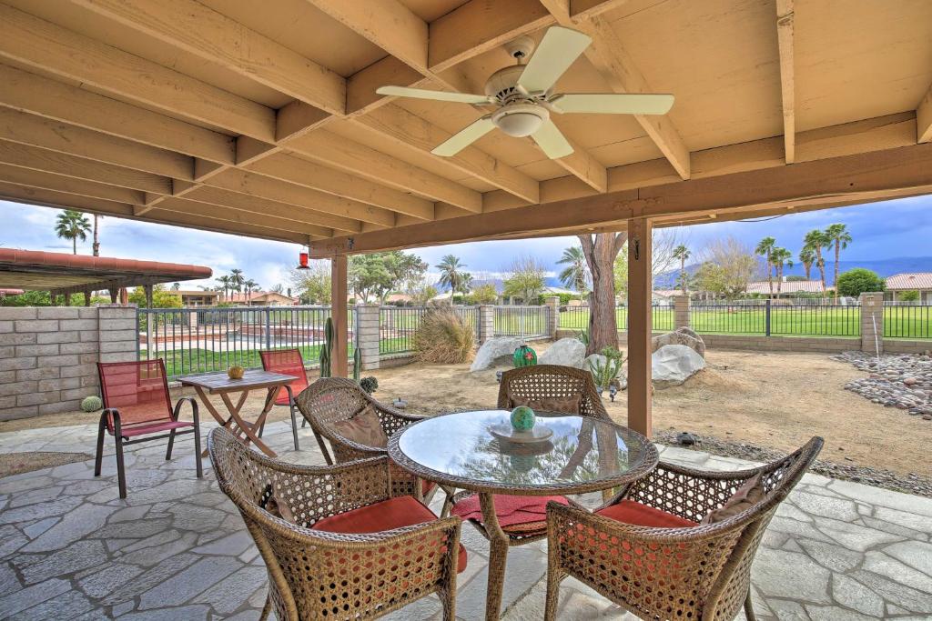 Un patio sau altă zonă în aer liber la Indio Escape with Fire Pit and Resort Amenities!