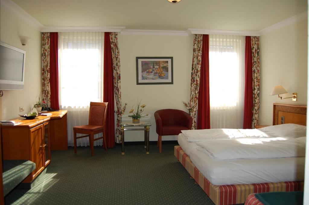 Postel nebo postele na pokoji v ubytování Hotel Ochsen Stuttgart