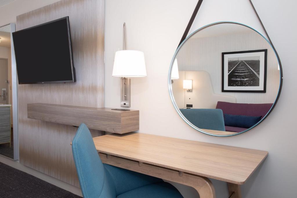 Crowne Plaza Kansas City Downtown by IHG - Premium King Room - Hoge Vloer