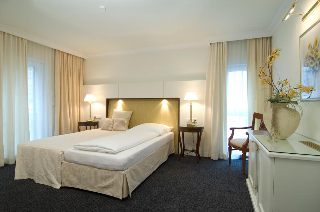 Postel nebo postele na pokoji v ubytování Hotel Ochsen Stuttgart