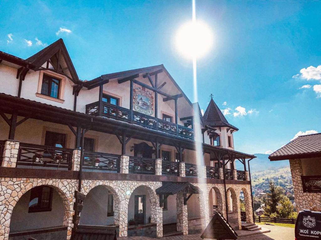 een gebouw met een licht erop bij Hotel Complex Dvir Kniazhoiy Korony in Slavske