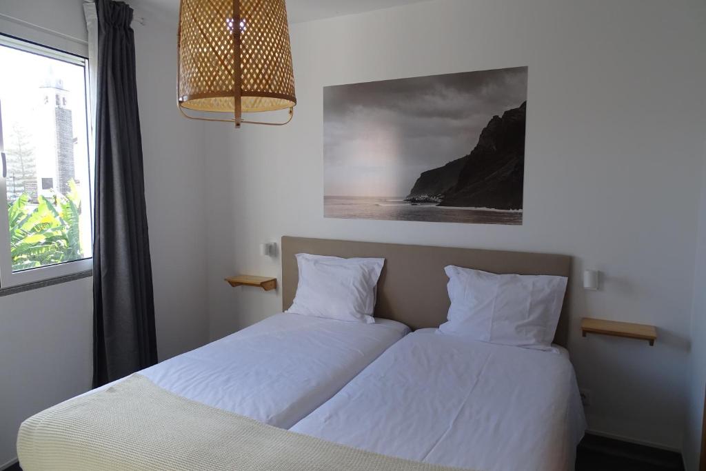 Postel nebo postele na pokoji v ubytování Madeira Surf Camp