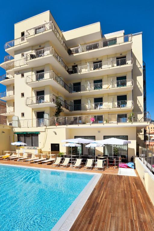 Bazén v ubytovaní Excelsior Hotel E Appartamenti alebo v jeho blízkosti