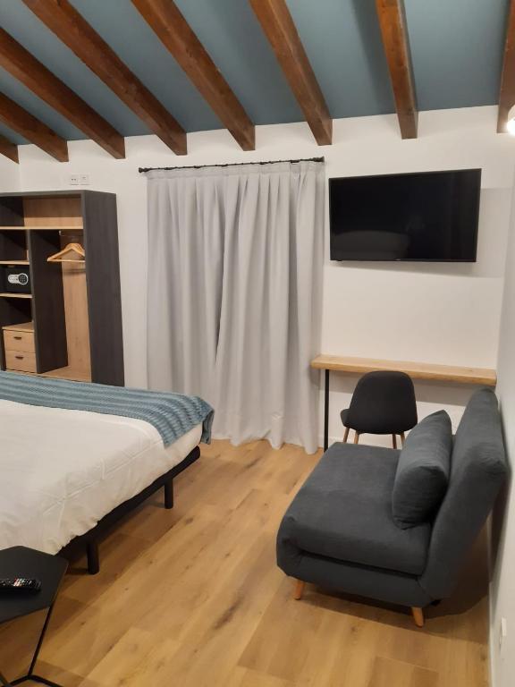 TV a/nebo společenská místnost v ubytování Hostal La Rúa