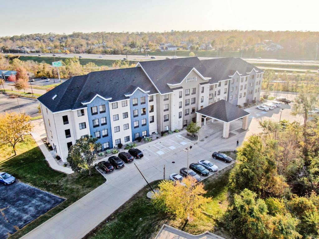 eine Luftansicht eines Gebäudes mit einem Parkplatz in der Unterkunft Staybridge Suites - Cedar Rapids North, an IHG Hotel in Cedar Rapids