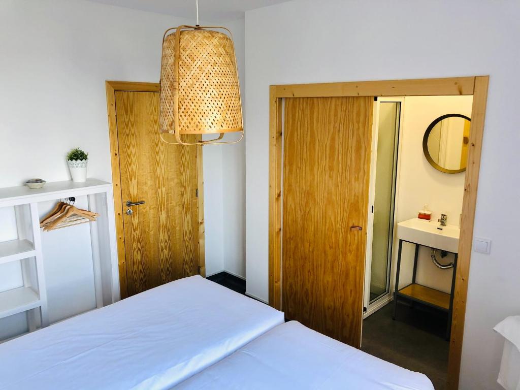 Postel nebo postele na pokoji v ubytování Madeira Surf Camp