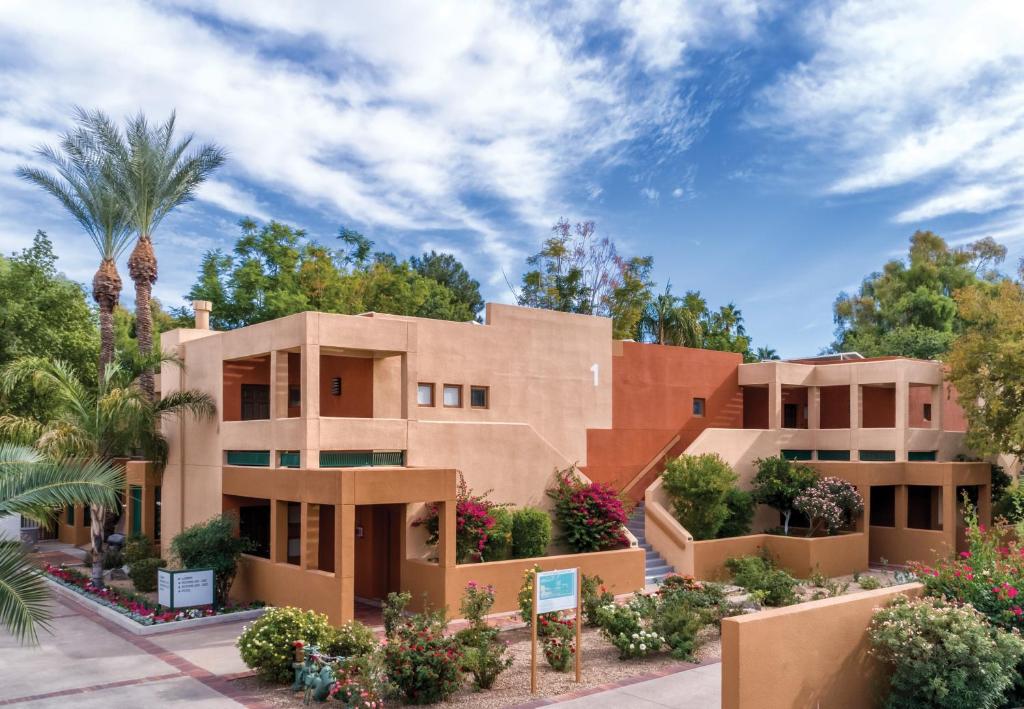 un revestimiento del exterior de un edificio en Orange Tree Resort en Scottsdale