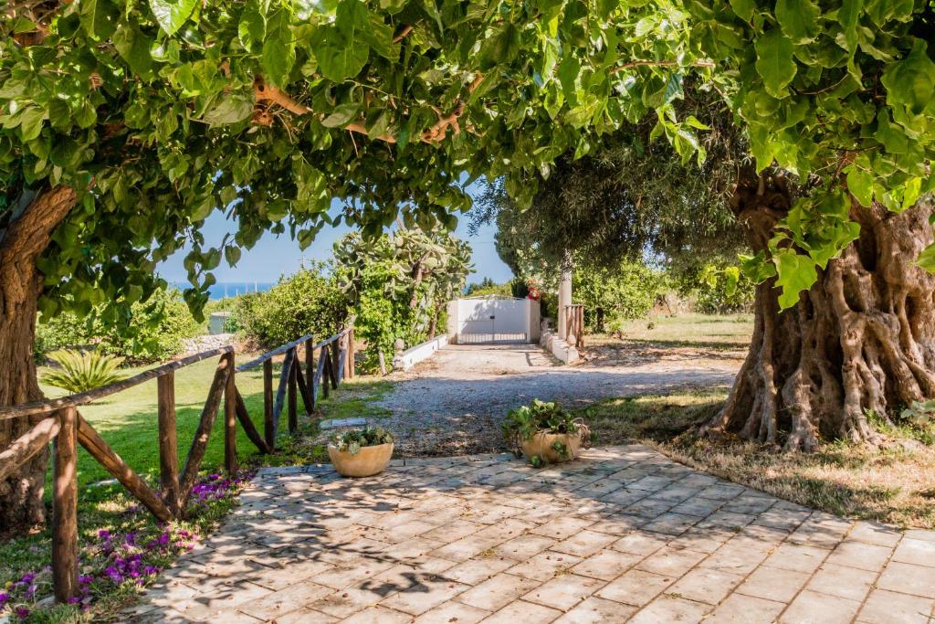 Ogród w obiekcie Authentic Sicilian Charm, pool, sea view, wi-fi & parking