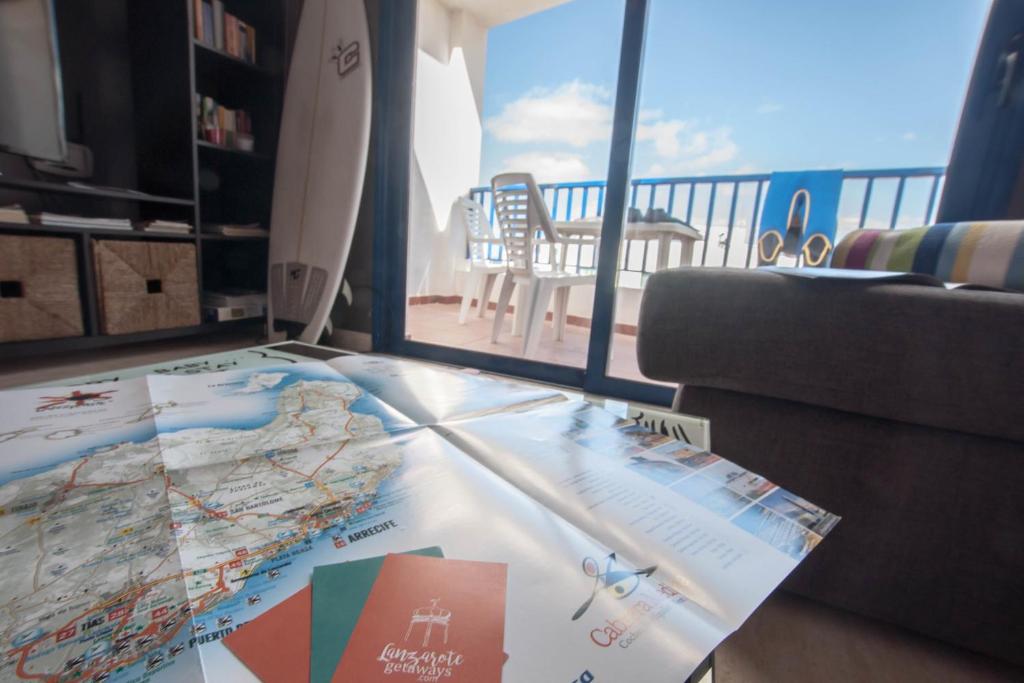 カレタ・デ・ファマラにあるCasa Paradiso with great views perfect for surf or family holidaysのリビングルームのテーブルの地図