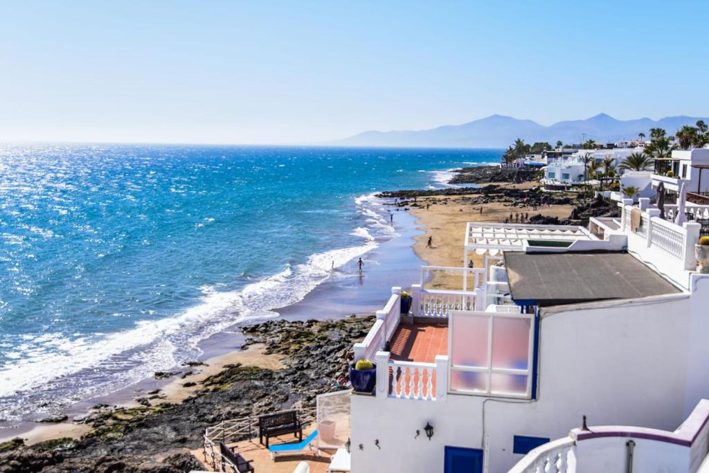 vista sull'oceano da un edificio di Seaview Coastal Home on front line with amazing sea views and large terrace a Puerto del Carmen