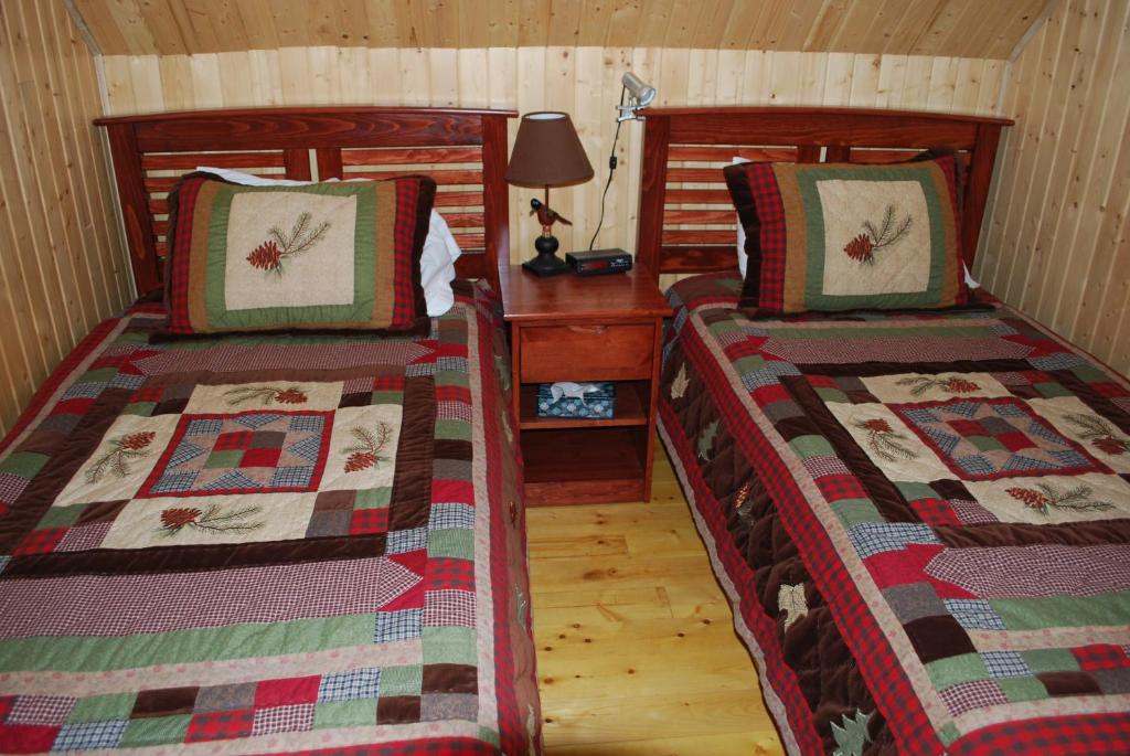 Postel nebo postele na pokoji v ubytování Auberge de la Rivière Matapédia - Matapédia River Lodge