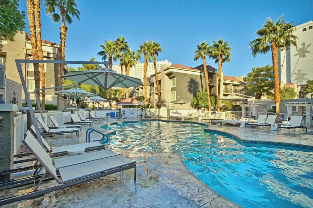 Der Swimmingpool an oder in der Nähe von Desert Rose Resort