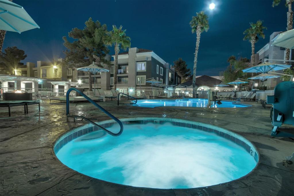 Der Swimmingpool an oder in der Nähe von Desert Rose Resort