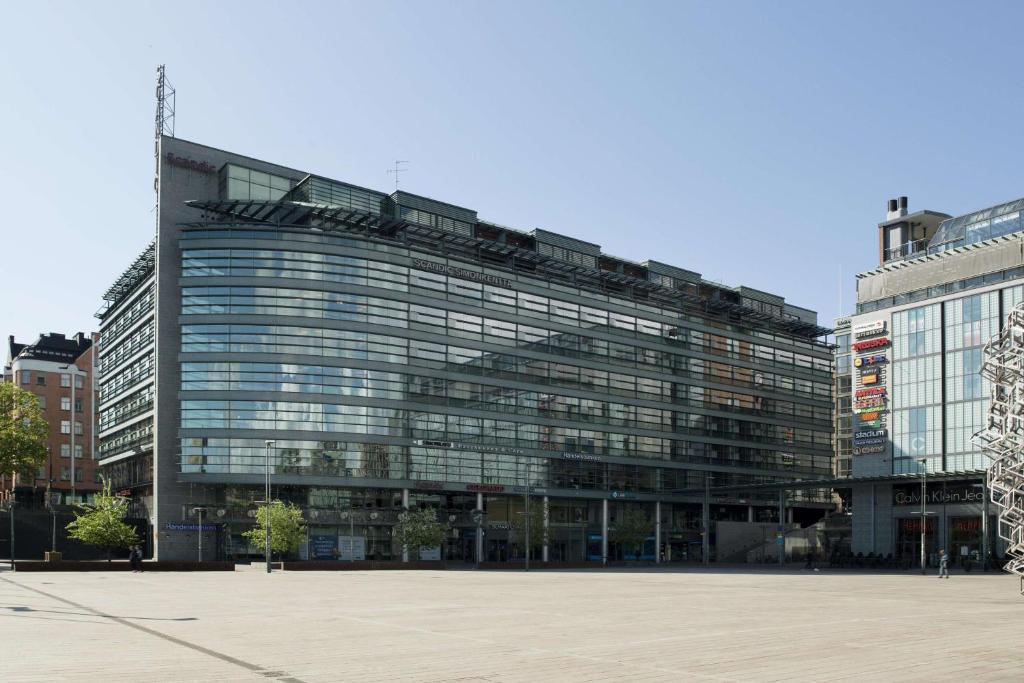 un gran edificio de cristal con muchas ventanas en Scandic Simonkenttä en Helsinki