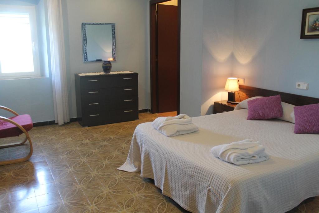 Postel nebo postele na pokoji v ubytování Hostal Can Bassalis