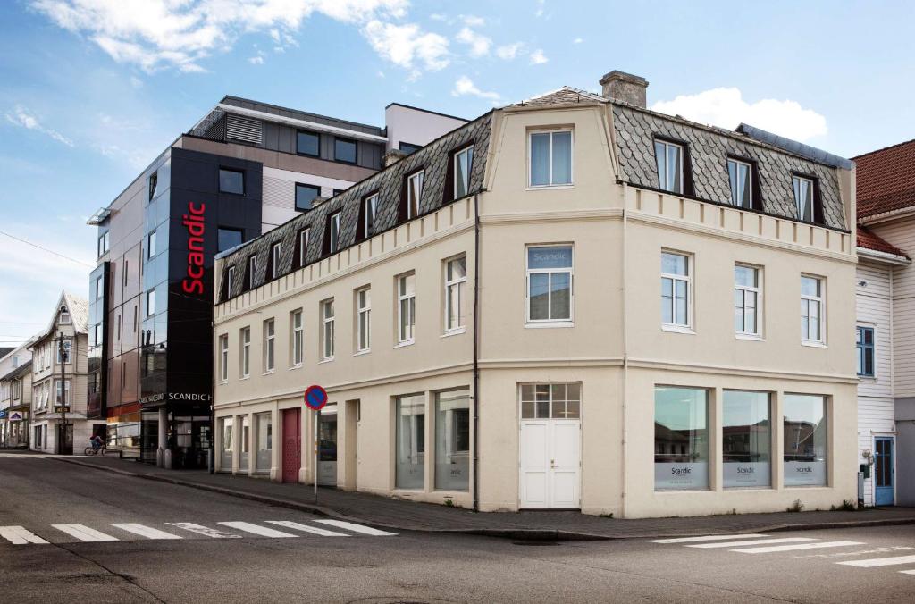 un gran edificio blanco en una calle de la ciudad en Scandic Haugesund, en Haugesund