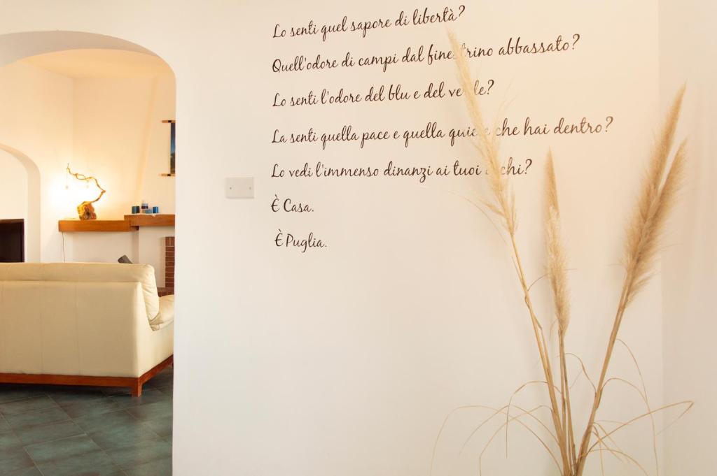 a wall with a quote in a living room at PURA B&b in Noicattaro
