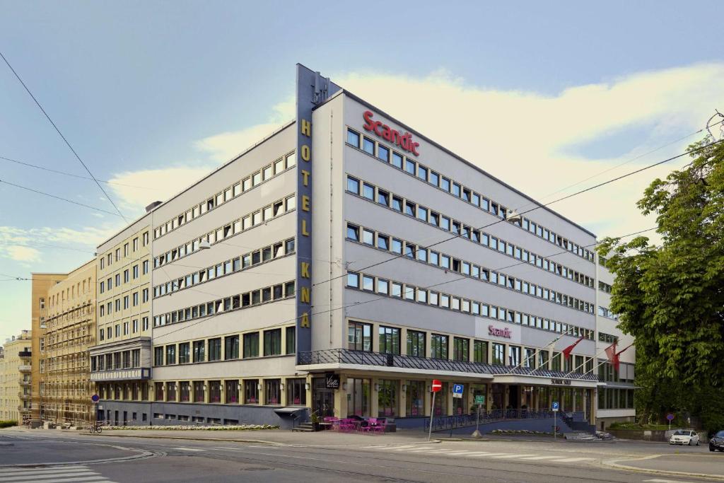 un gran edificio blanco en la esquina de una calle en Scandic Solli, en Oslo