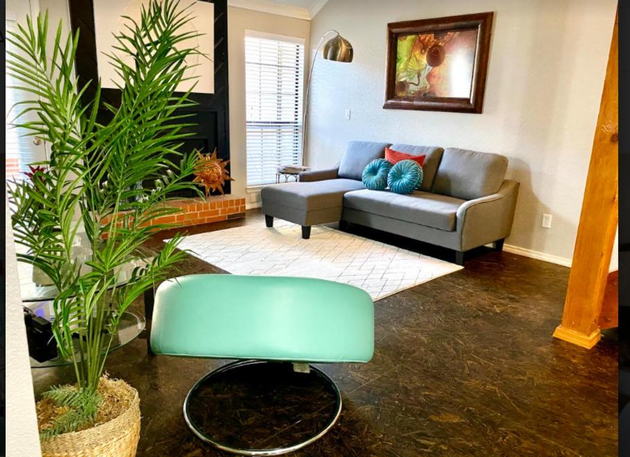 sala de estar con sofá y silla en Private Bedroom Suite - Communal House near Integris, en Oklahoma City