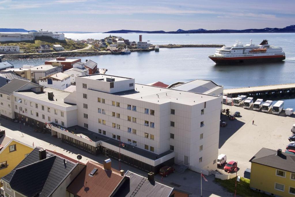 statek wycieczkowy zakotwiczony w porcie w obiekcie Scandic Honningsvåg w mieście Honningsvåg