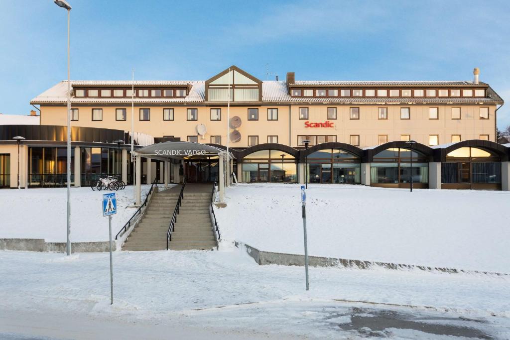 瓦德瑟的住宿－瓦德瑟斯堪迪克酒店，前面有雪的大建筑