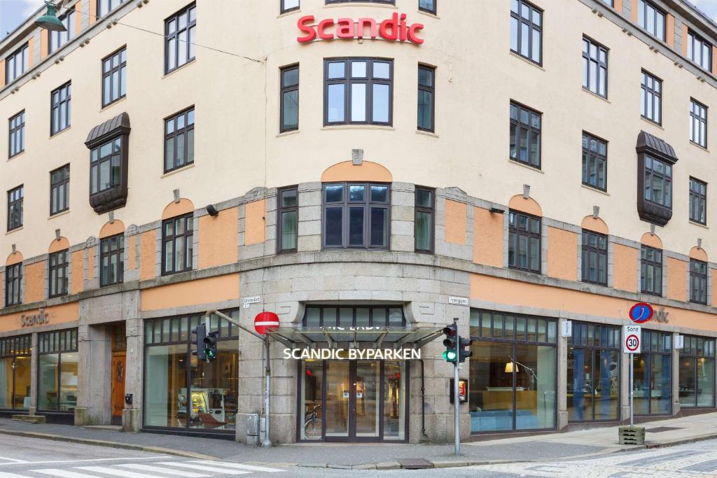 een groot gebouw op de hoek van een straat bij Scandic Byparken in Bergen